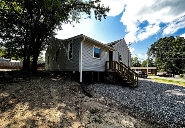 Building Photo - Brand New High Point 2 Bed, 1 Bath with Bo...
