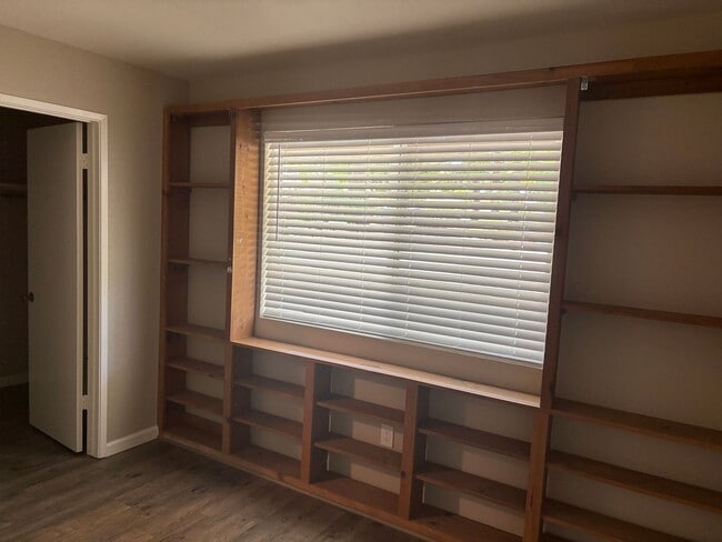 Building Photo - CUTE AS A BUG!  Super private Eldorado Hil...