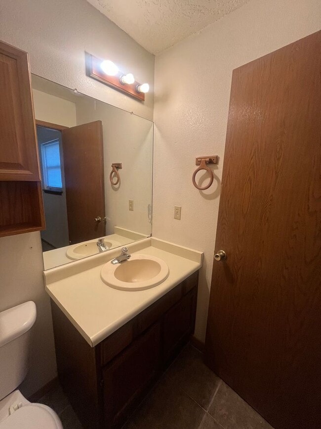 Building Photo - Townhouse with Garage!