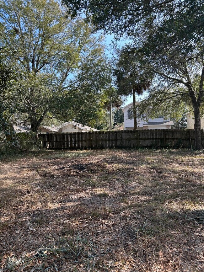Building Photo - 1005 Pinetree Rd