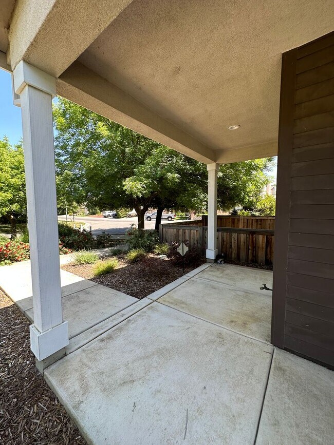 Building Photo - Charming 3 Bed / 2.5 Bath Home with Modern Upgrades