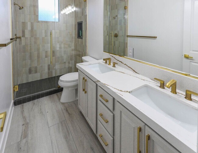 Building Photo - 5 Bedroom Pool Home Located In Summerlin G...