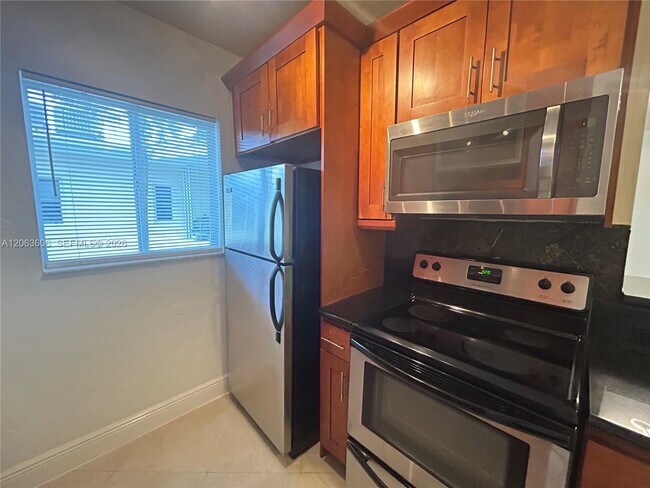 Building Photo - 2880 Pine Tree Dr