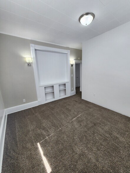 Building Photo - 302 W Elm St