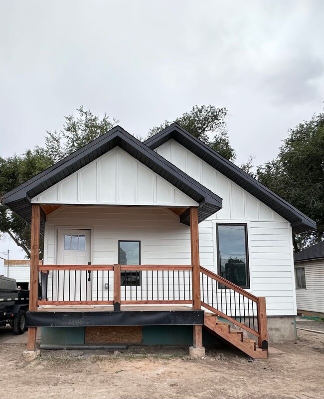 Building Photo - Newly Remodeled Duplex