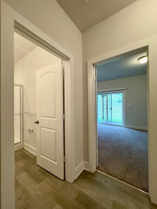 Building Photo - Charming 4 Bedroom/3.5 Bathroom in New WIn...