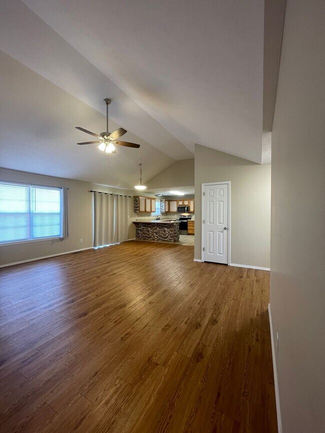 Building Photo - Executive Rental in Willard School District