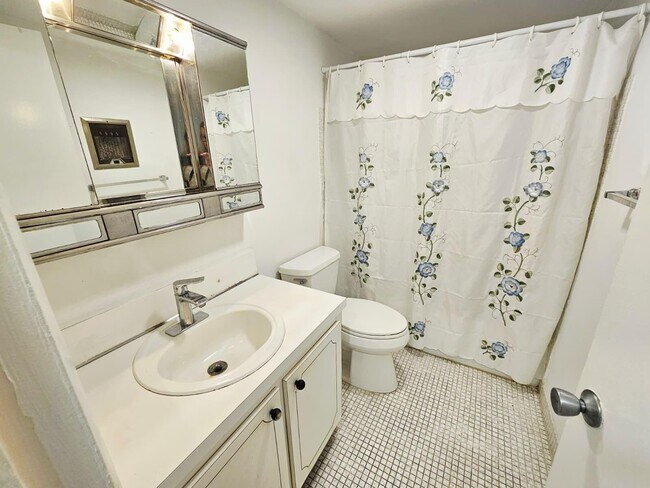 Building Photo - 501 Blue Heron Dr