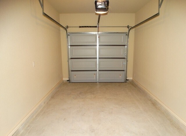 Building Photo - 7010 Lakeview Dr.
