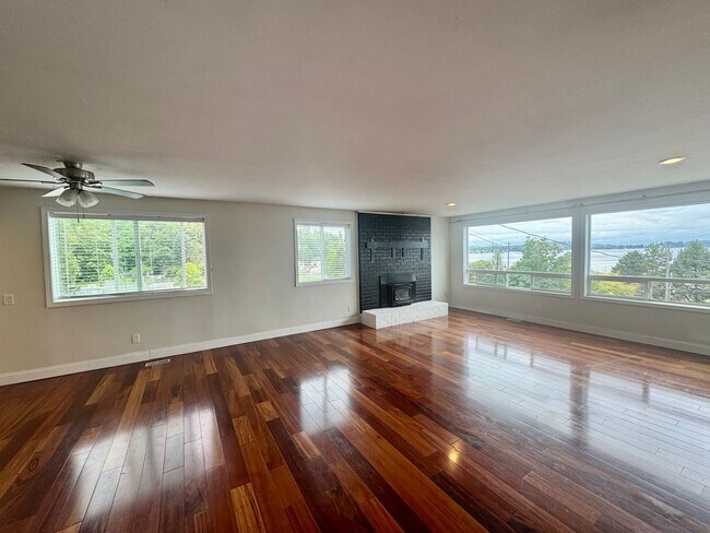 Building Photo - Must See Home!!