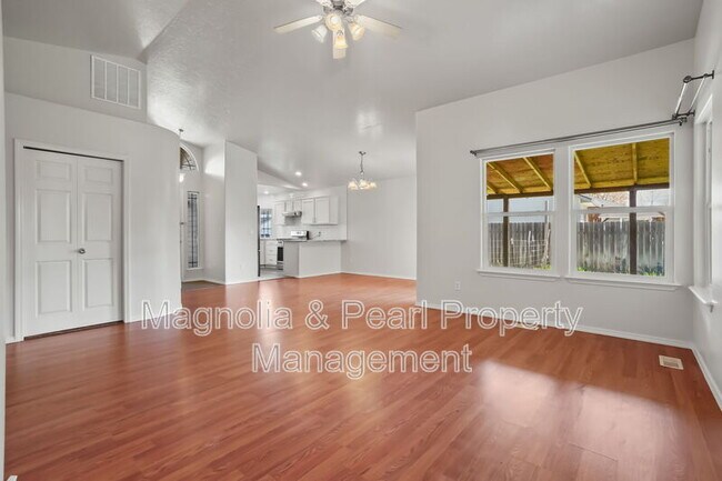 Building Photo - 979 Peregrine Dr