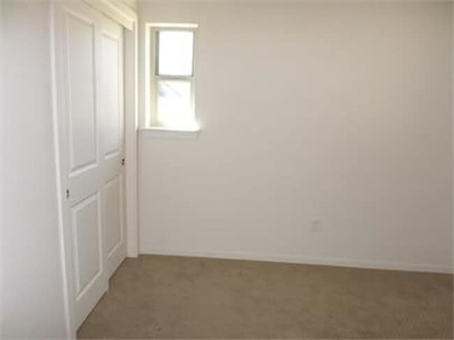 Building Photo - Stunning town home in the Ridgeview Place ...