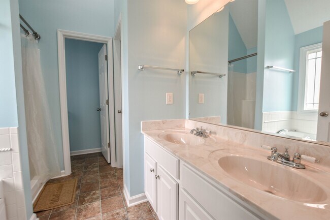 Building Photo - Pet Friendly Near i24!