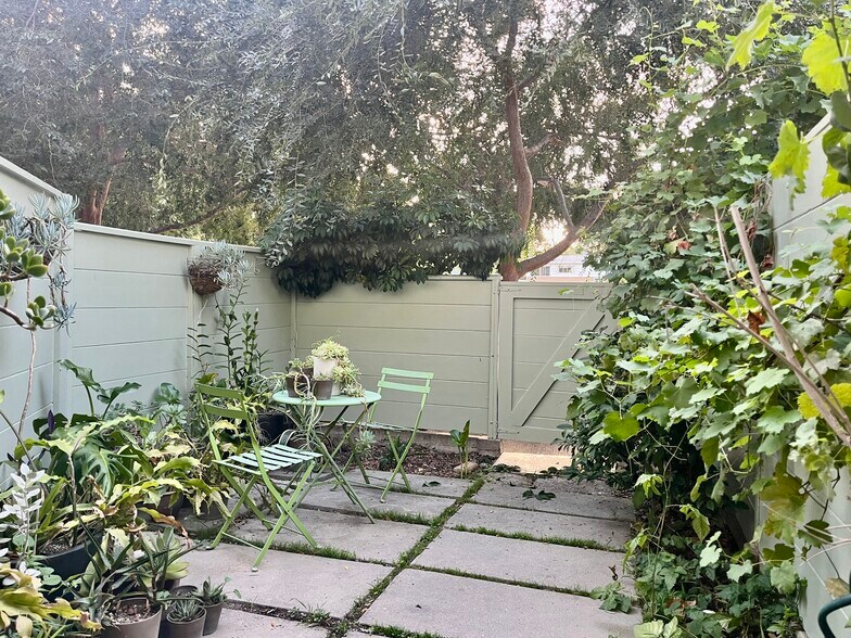 Building Photo - 5205 Village Grn