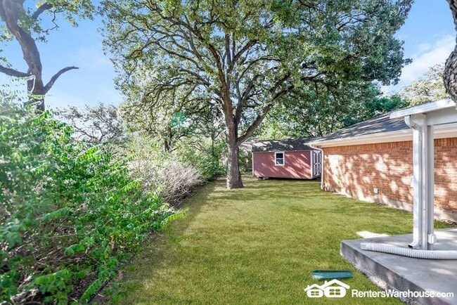 Building Photo - Newly renovated spacious 3 bed/2 bath with...