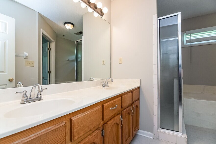 Building Photo - 10824 Ridgefield Dr