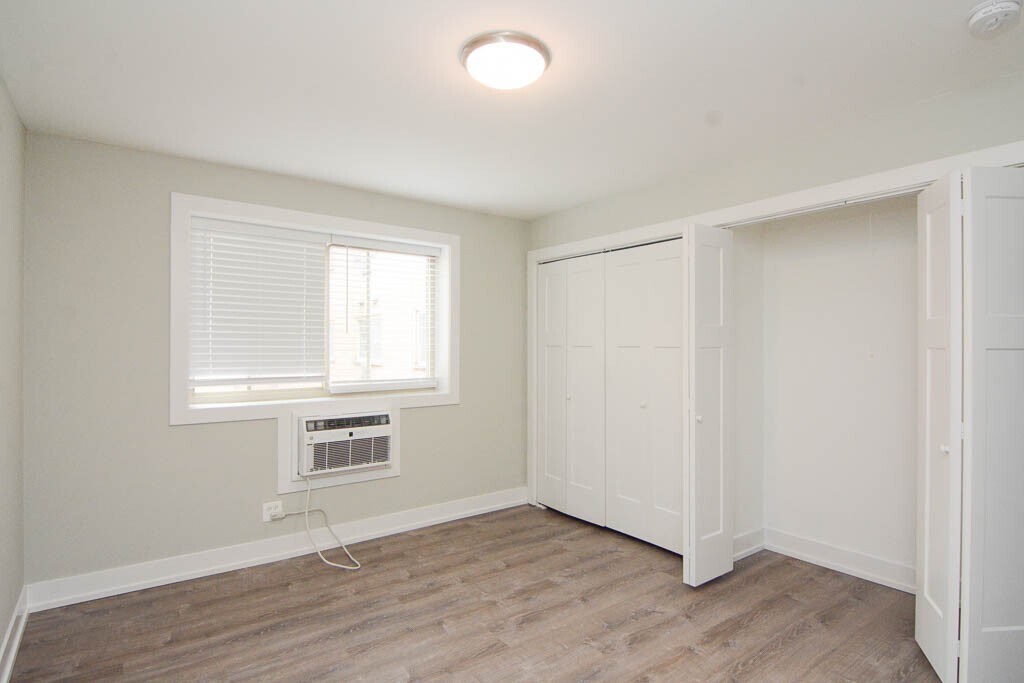 Building Photo - 533 W Surf St