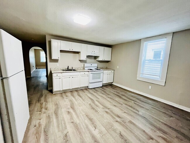 Building Photo - Updated 2 bedroom Portland house- Section ...