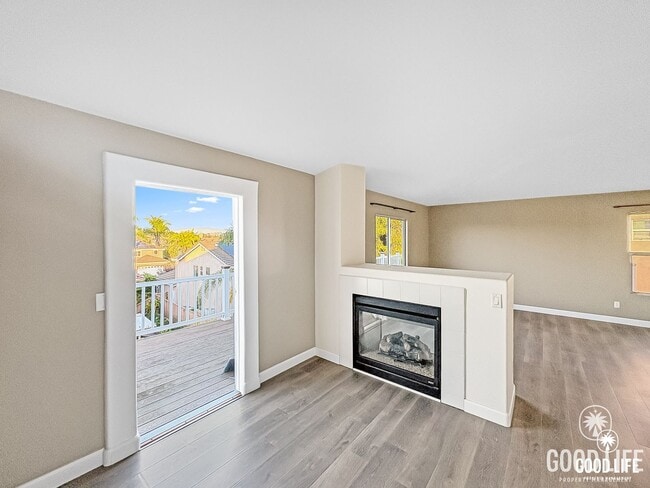 Building Photo - Great 4B/3BA House in Oceanside w/ a Large Loft!