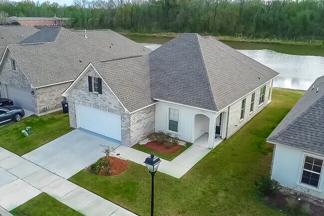 Building Photo - 7126 Kenilworth Crossing Ave