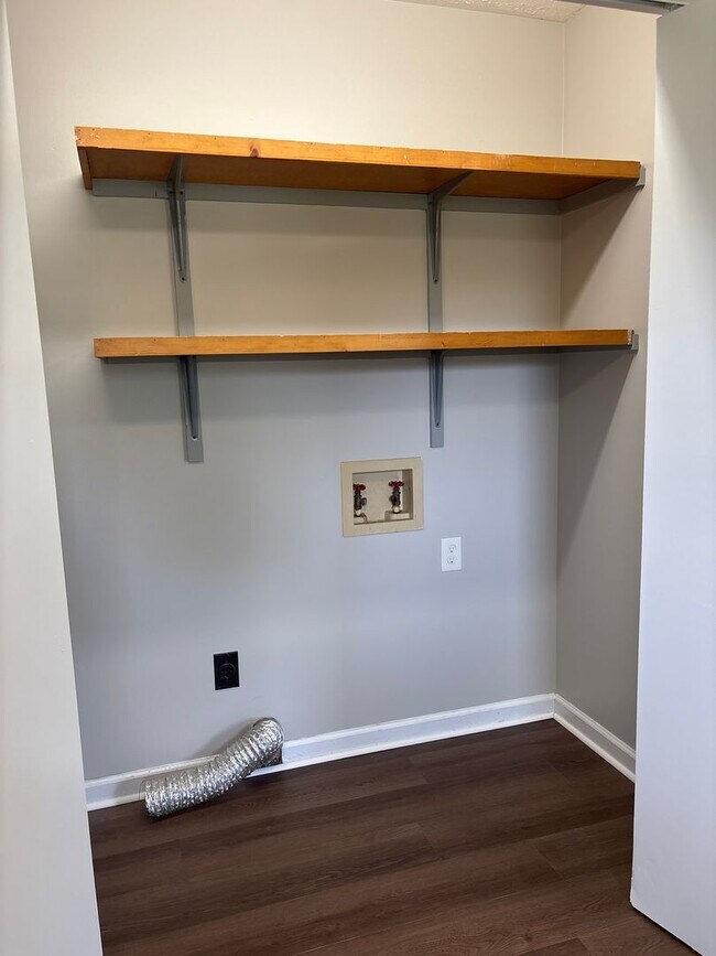 Building Photo - Charming 2 Bedroom Duplex in Manchester!