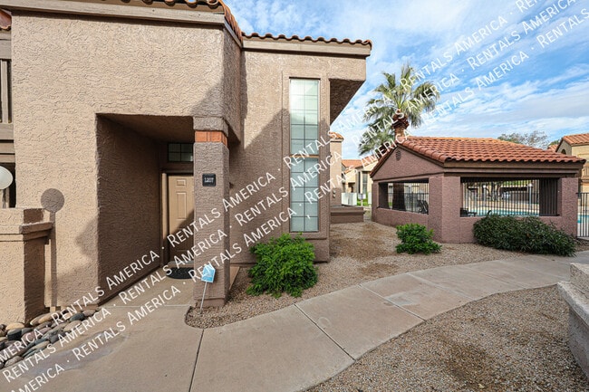 Building Photo - 700 E Mesquite Cir