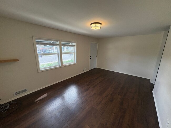 Building Photo - Spacious 4 Bedroom Home *Pet Friendly*