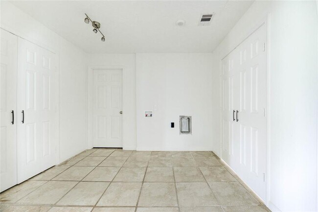 Building Photo - 47 Blue Lake Dr