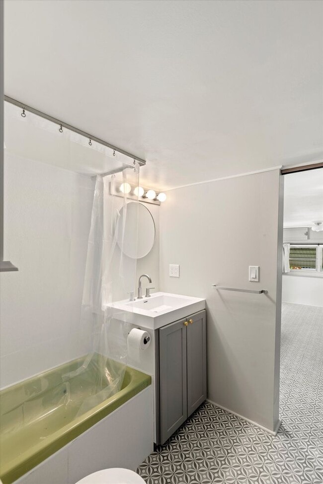 Building Photo - Bright & Newly Renovated FURNISHED 1-Bedroom Rental