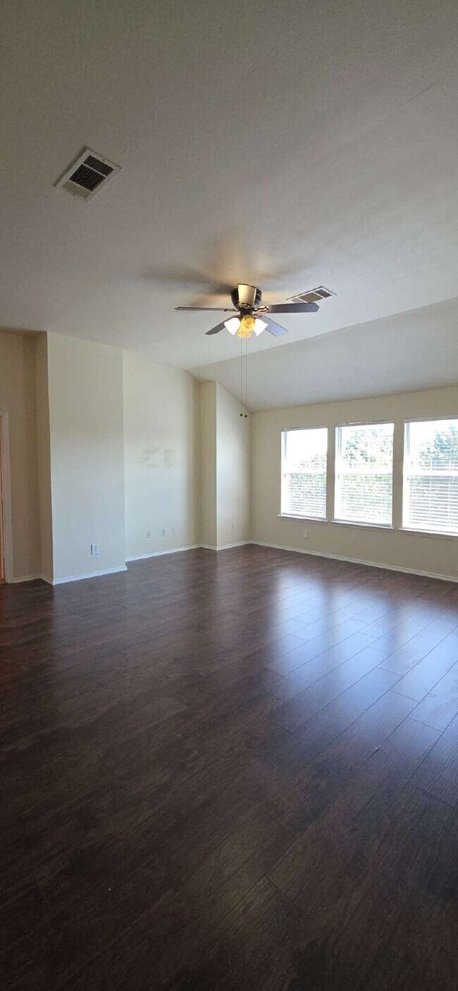 Building Photo - Expansive Mansfield Home with 5 Bedrooms, ...