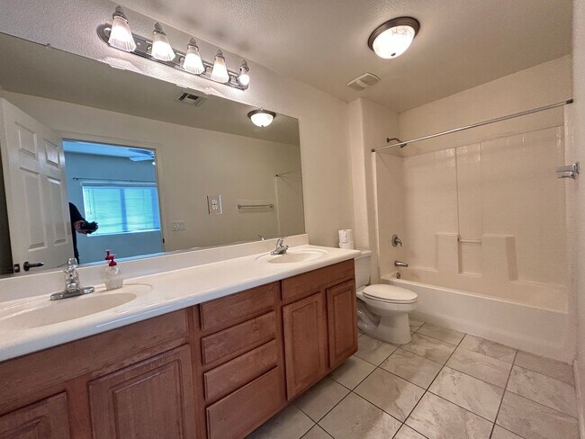 Building Photo - Gated 2 Bedroom, 2 Bathroom Condo offering 1 month FREE !