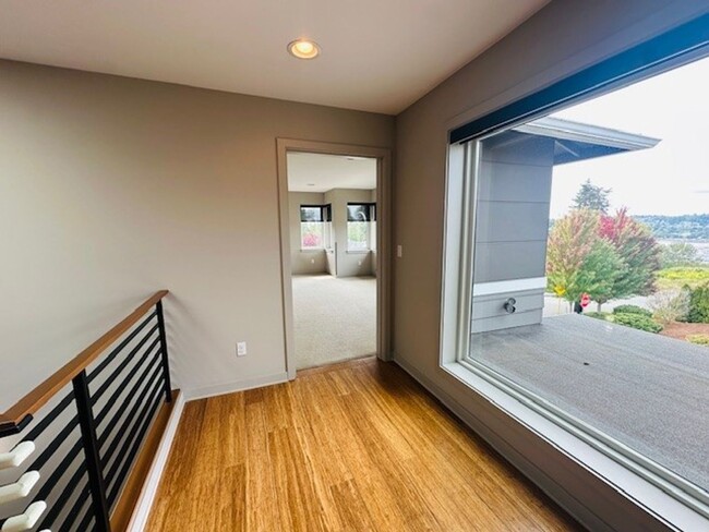 Building Photo - 4bd/2.75ba Renton House