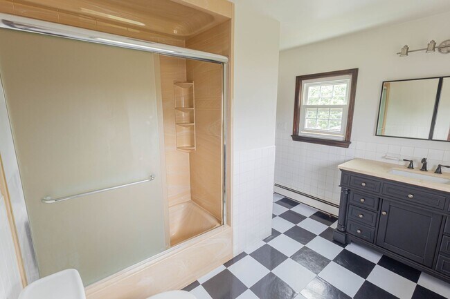 Building Photo - Fully Renovated 2-Bedroom Apartment – Locust Valley, NY