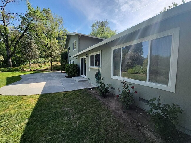 Building Photo - Large Single Family Home with Stunning Vie...