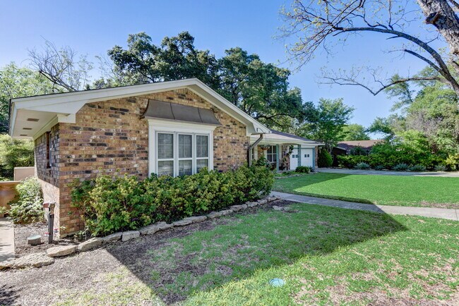 Building Photo - 210 Live Oak Dr