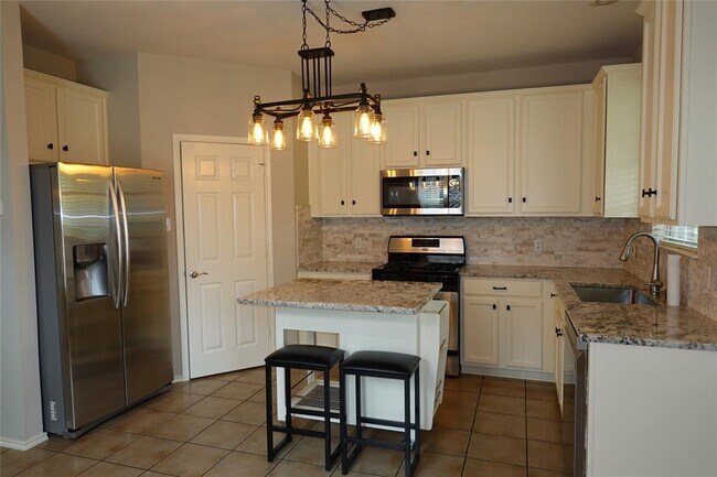 Building Photo - 16100 S Great Oaks Dr