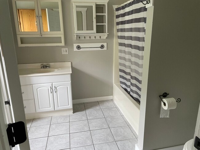 Building Photo - Country house retreat on 10 fenced acres for a hobby farm