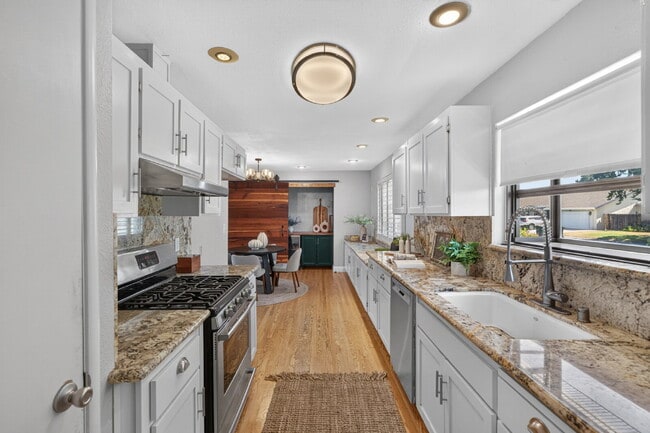 Building Photo - Spacious 4-Bed Oasis with 2 Full Baths