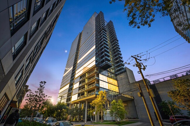 Building Photo - 860 W Blackhawk St