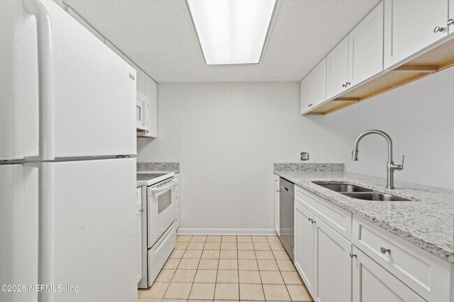 Building Photo - 11 Dondanville Rd