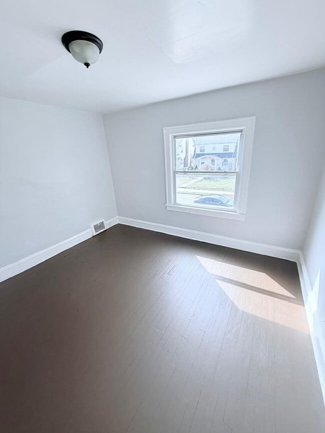 Building Photo - Spacious 4-Bedroom Single-Family Home with 2-Car Garage in Cleveland Heights