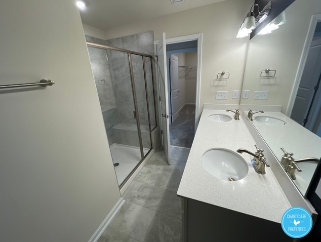 Building Photo - 222 White Oak Ridge Dr