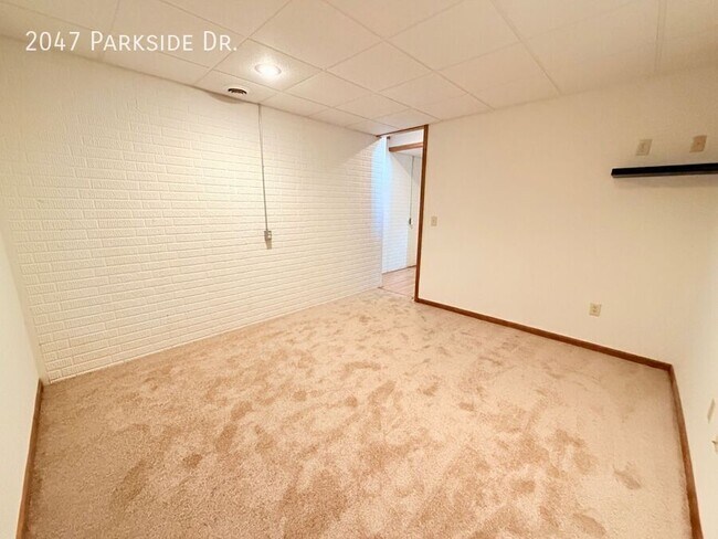 Building Photo - 2047 Parkside Dr