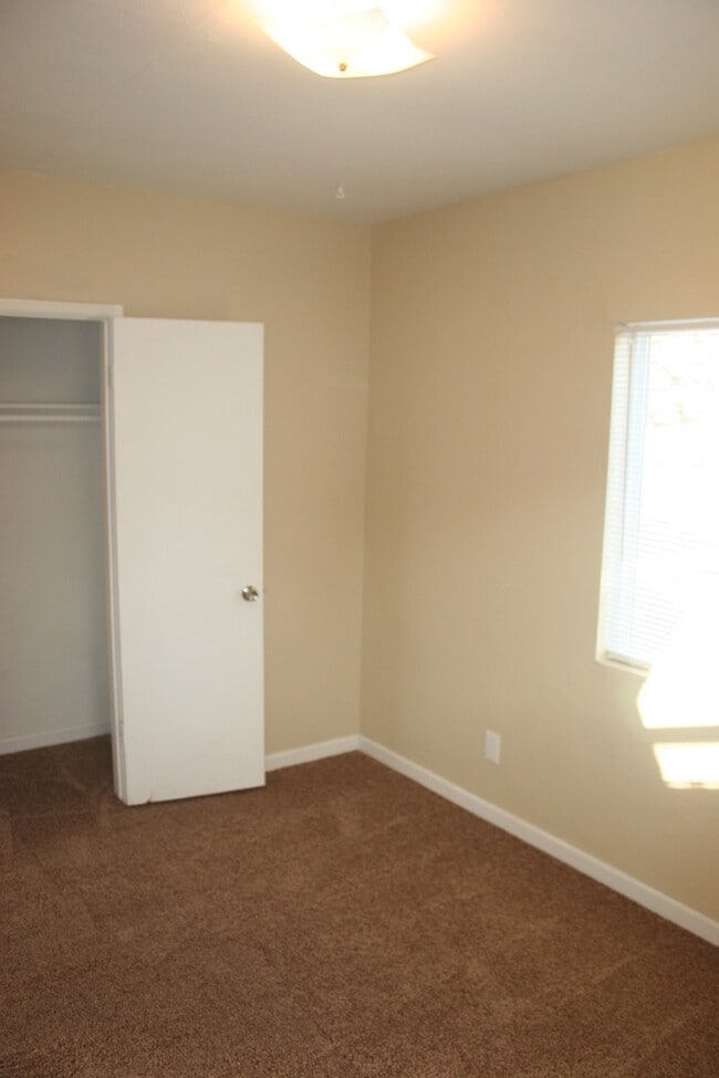 Building Photo - 3 bd 1 bath Southeast 93307 Mt. Vernon & V...