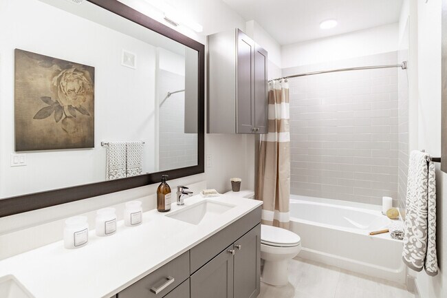 Building Photo - Spacious Living with 1 Month Free Rent