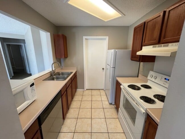 Building Photo - Move In Ready Well-Maintained 3-Bedroom Ho...