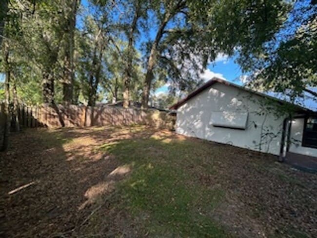 Building Photo - Spacious 3-Bedroom Home with Fenced Yard &...