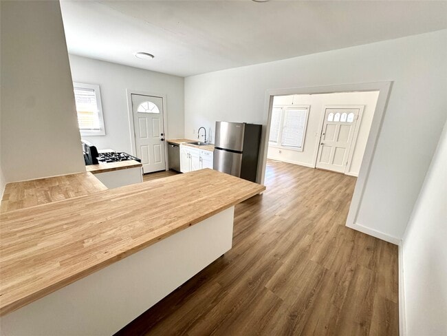 Building Photo - 7 Hunt St