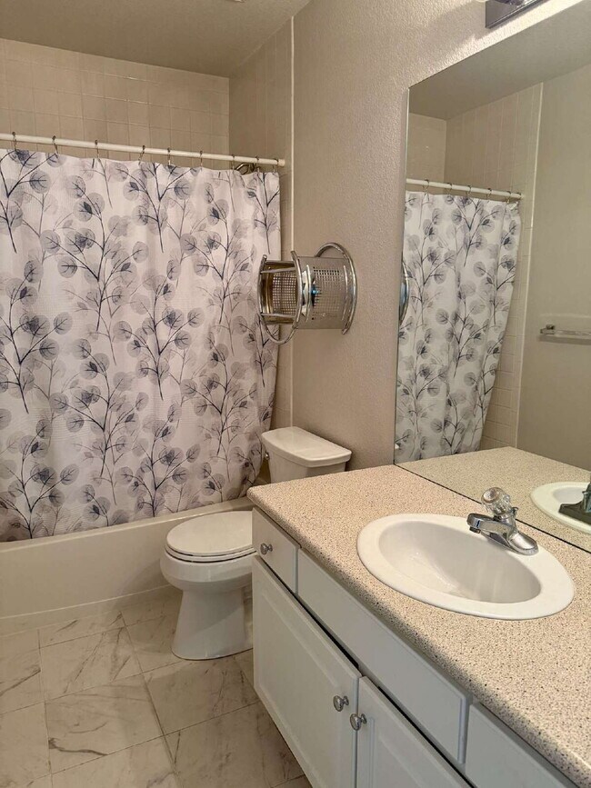 Building Photo - Don’t Miss out on this 4-bedroom 3 bath home in the gated Lighthouse Villas Community.