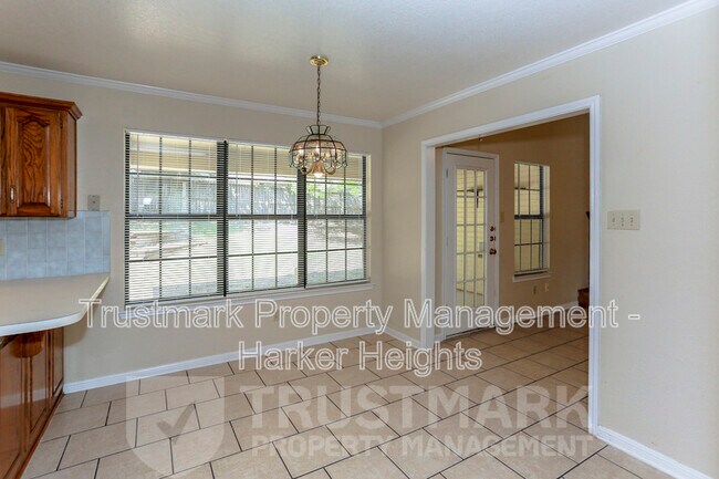 Building Photo - 800 Silver Creek Dr